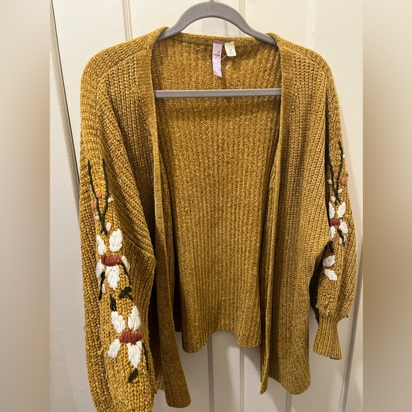 Alya Floral Cardigan - Picture 2 of 4